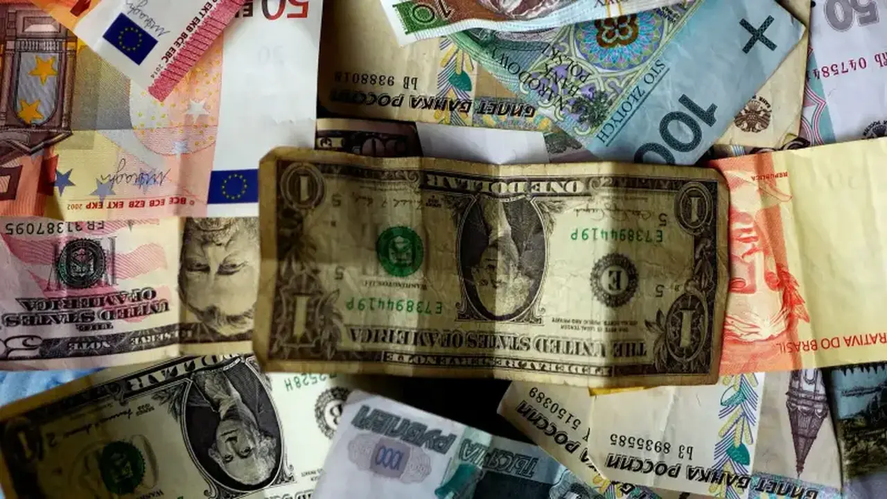 تذبذب سعر الدولار في الأسواق السوداء بالعراق خلال تعاملات يوم الأحد